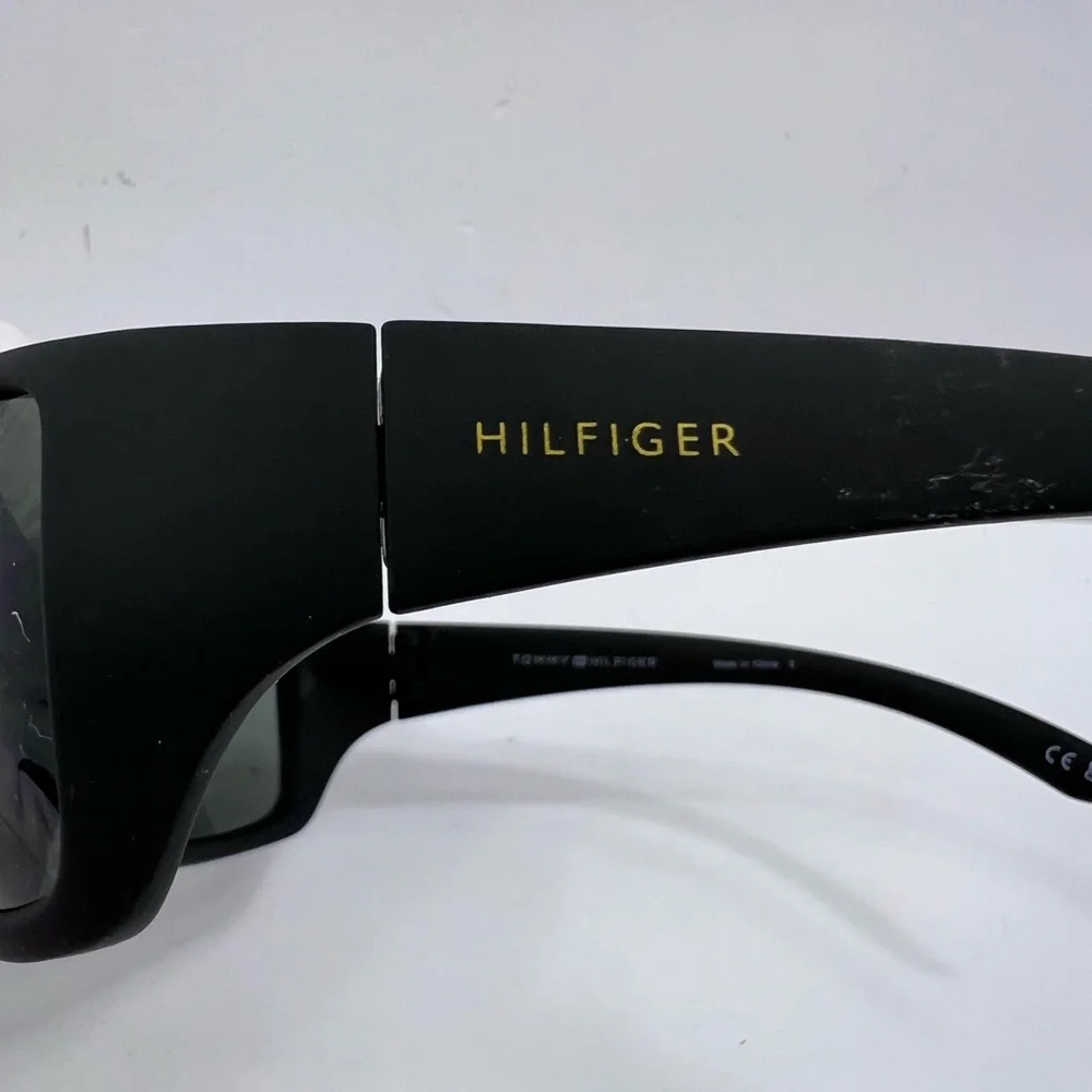 ⭐️TOMMY HILFIGER💯BLACK FRAME, SPORTS, OLIVE GREEN LENSES, SUNGLASSES **UNISEX**